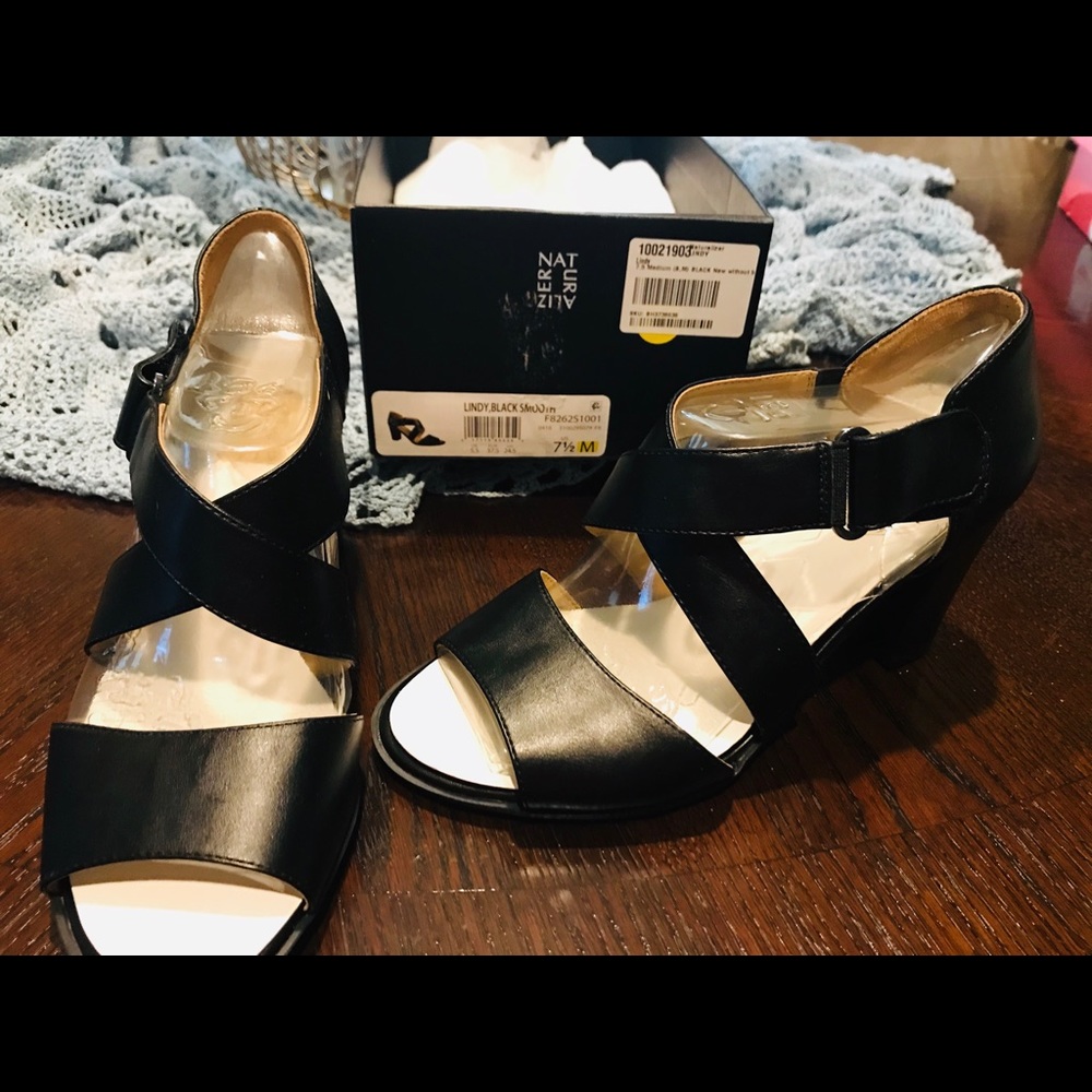 Naturalizer black lindy shoes.  8